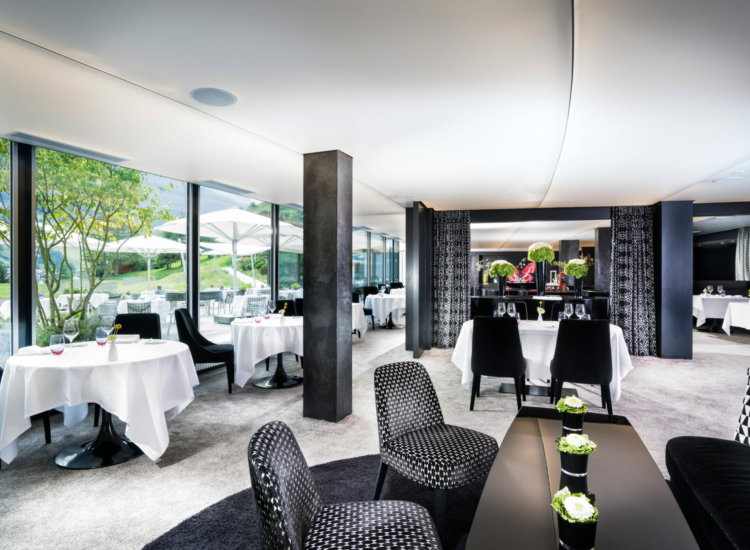 12 – Red Restaurant