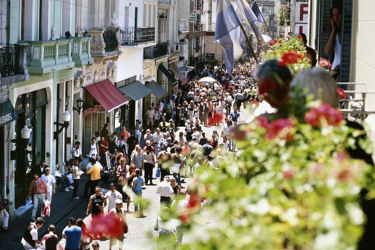 Klaus-Riskærs-Buenos-Aires - BUENOS-AIRES-SAN-TELMO-DISTRICT-WALKING-STREET.jpg